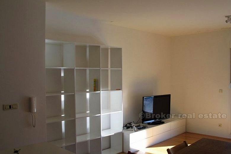 Ein-Zimmer-Wohnung, im dritten Stock eines Wohnhauses