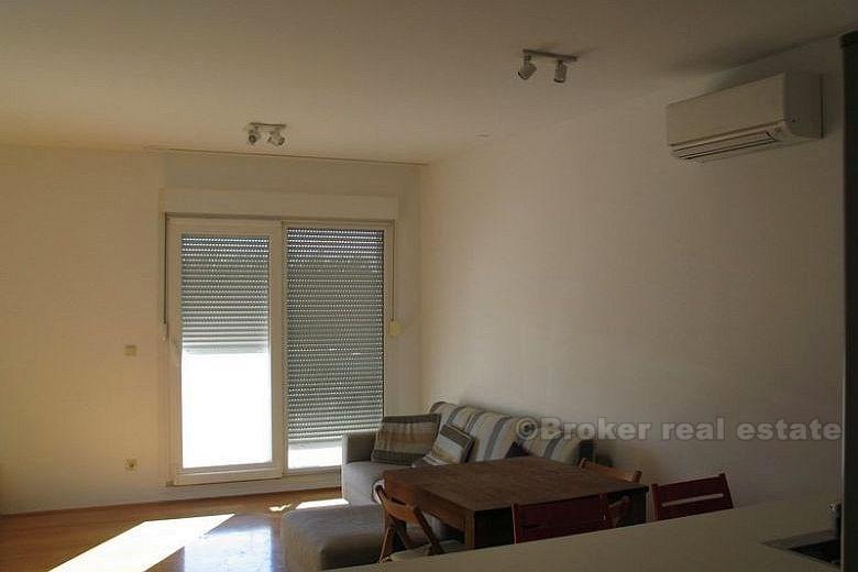 Ein-Zimmer-Wohnung, im dritten Stock eines Wohnhauses