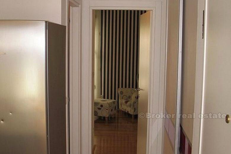 Ein-Zimmer-Wohnung, im dritten Stock eines Wohnhauses