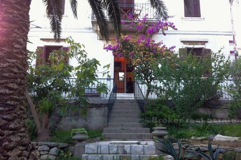 Tre roms leilighet i secession villa, til salgs