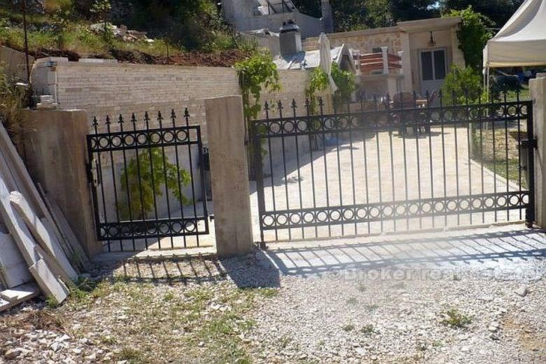 Maison sur terrain agricole dans la baie attractive, à vendre