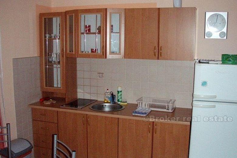 Hus / Villa, Frittliggende hus i to etasjer med hage, til salgs