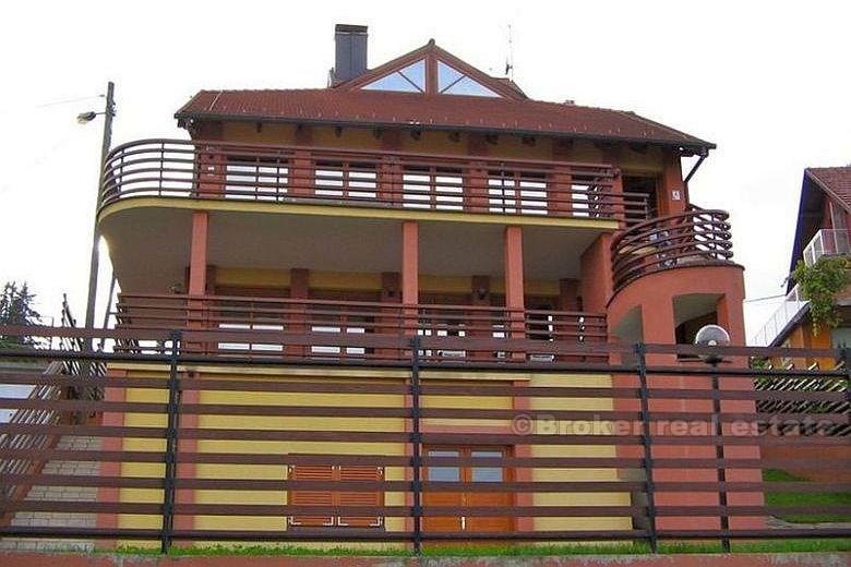 Hus / Villa, Villa beliggende i eliten del, til salgs
