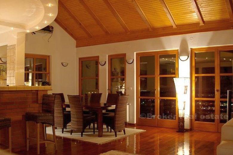 Hus / Villa, Villa beliggende i eliten del, til salgs