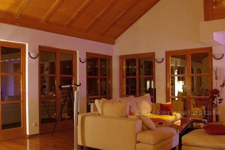 Hus / Villa, Villa beliggende i eliten del, til salgs