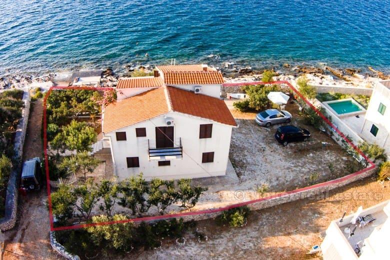 Maison / Villa première rangée de la mer, avec accès direct à la plage
