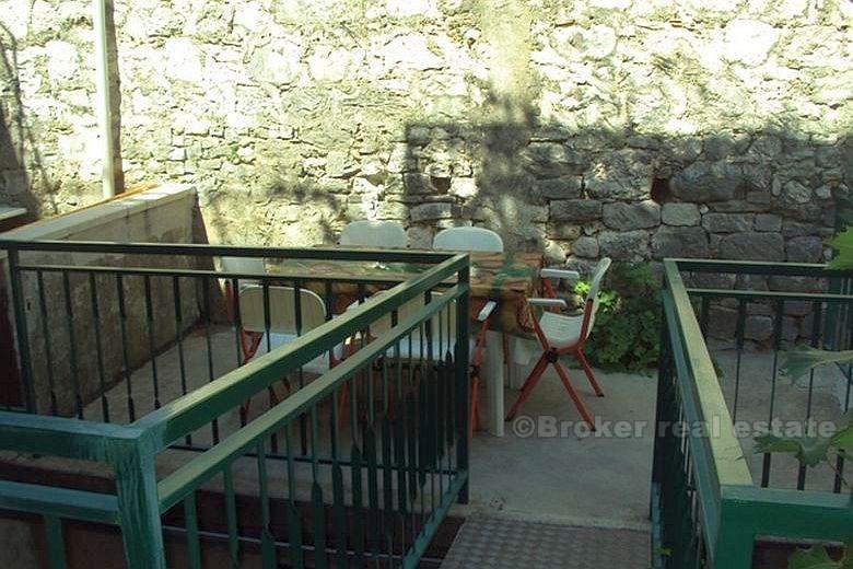 Hus av stein, i nærheten av Makarska med utsikt over havet, for salg
