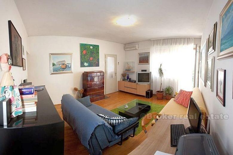 Apartman u blizini centra i plaže, na prodaju