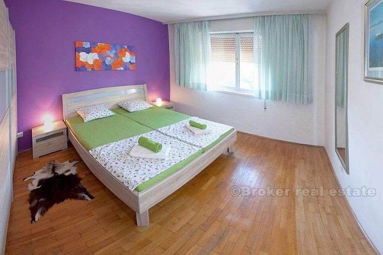 Apartman u blizini centra i plaže, na prodaju