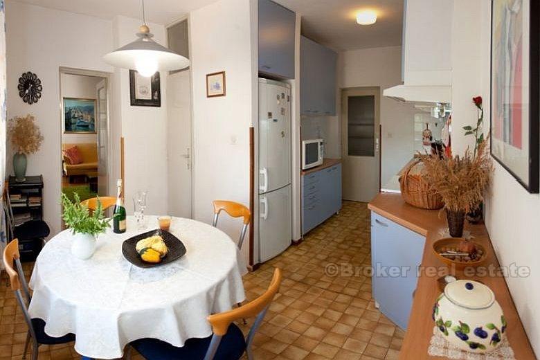 Apartman u blizini centra i plaže, na prodaju