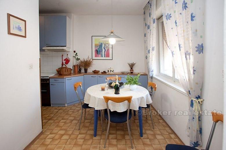 Apartman u blizini centra i plaže, na prodaju