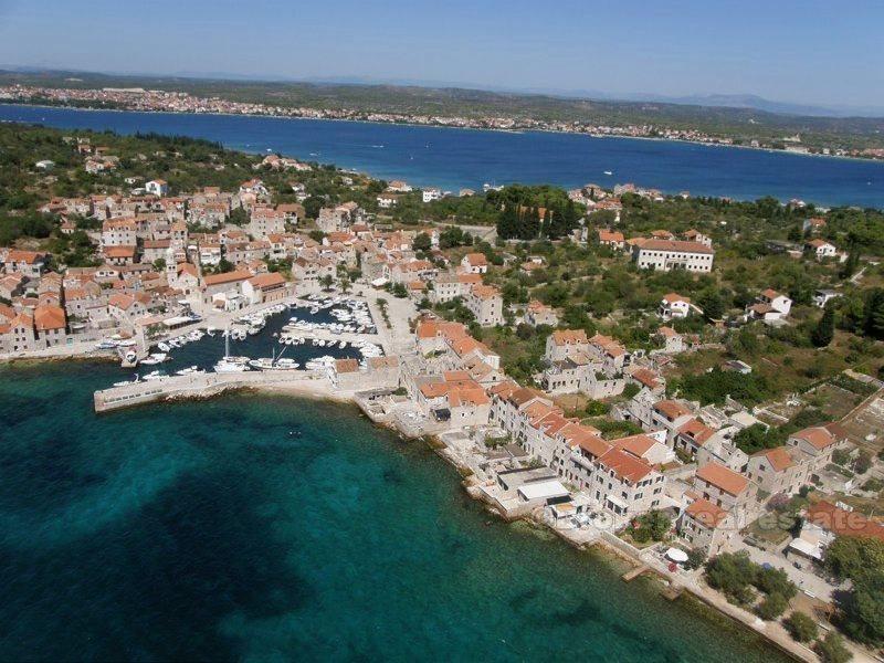 Maison / Villa, dans la pierre, Première rangée de la mer