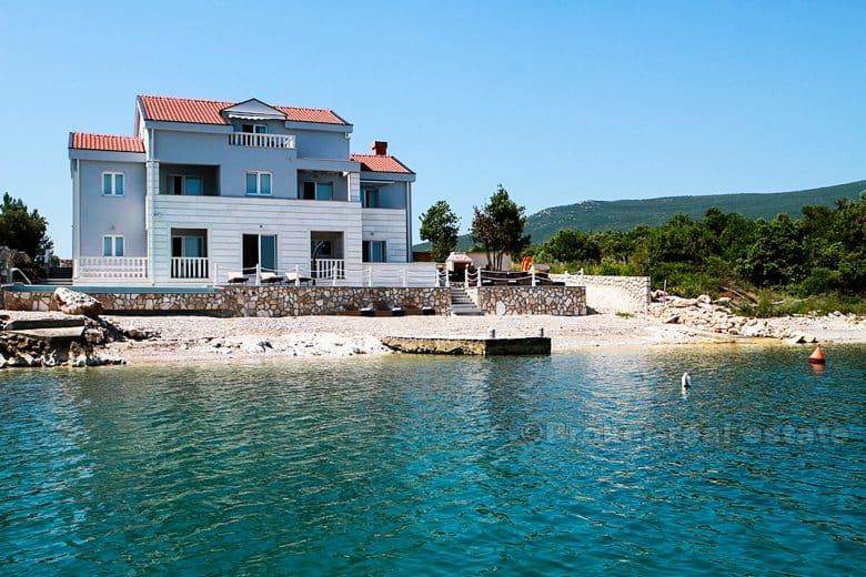 Maison / villa avec piscine, première rangée de la mer