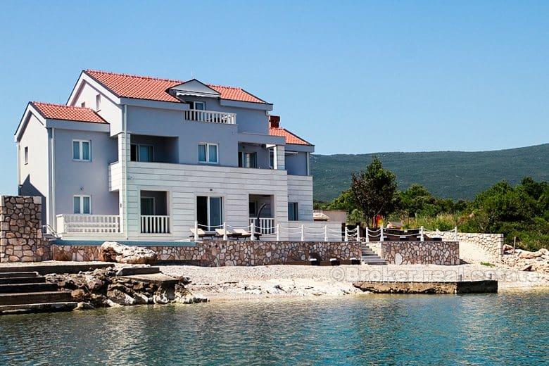 Maison / villa avec piscine, première rangée de la mer