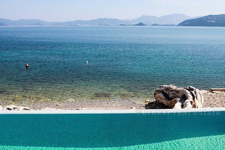 Maison / villa avec piscine, première rangée de la mer