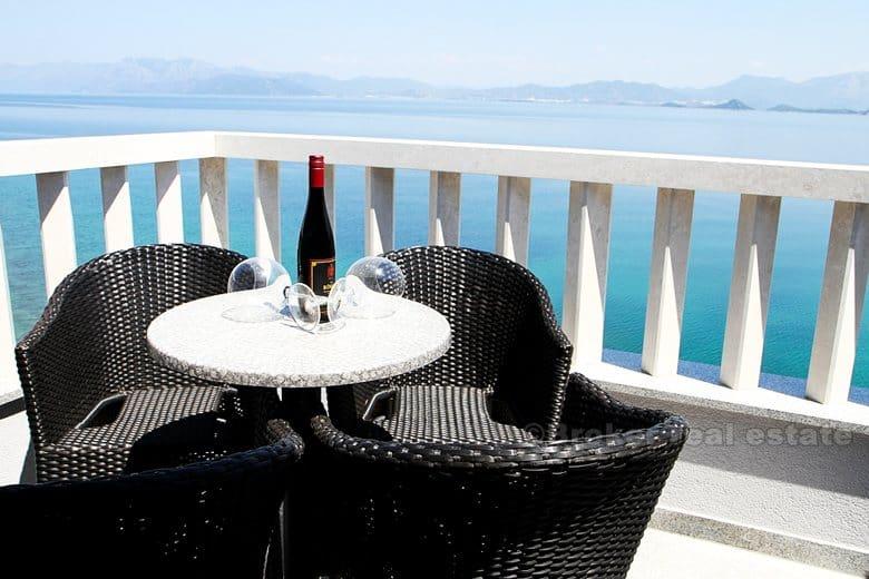Maison / villa avec piscine, première rangée de la mer