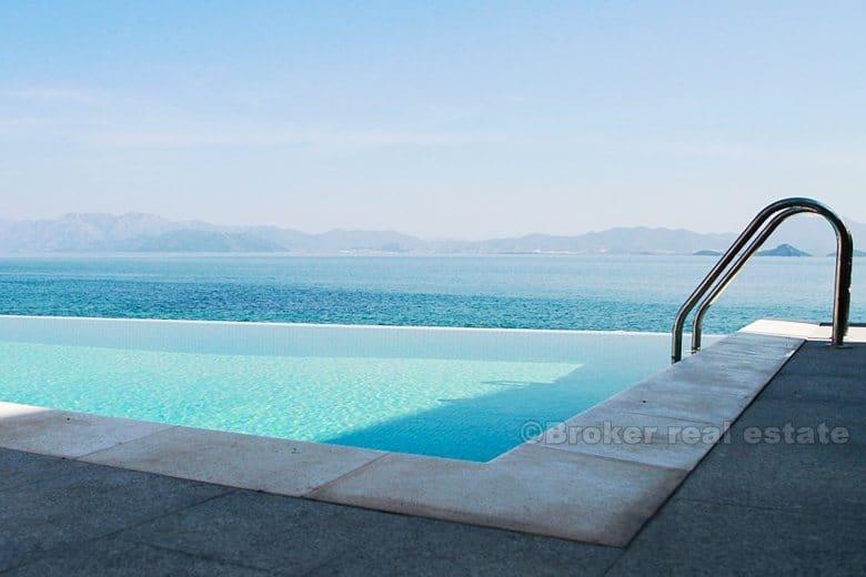 Maison / villa avec piscine, première rangée de la mer