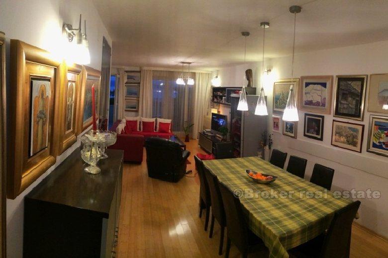 Moderne ettromsleilighet første rad til sjøen, til salgs