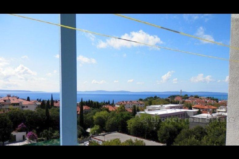Leilighet i Split med en vakker topp utsikt over byen og havet, for salg