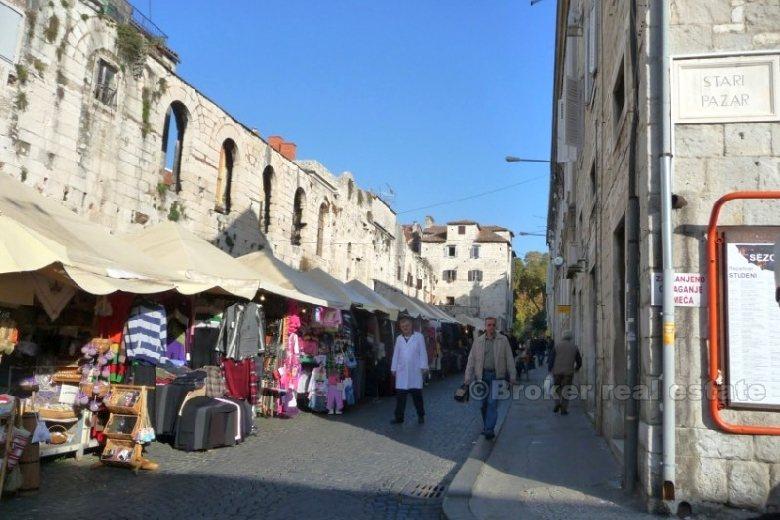 Spazio commerciale nel centro della città, in affitto