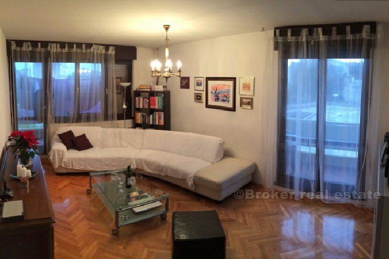 Appartamento, confortevole in un edificio residenziale, in vendita