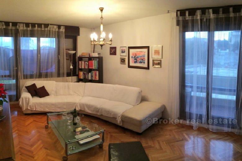 Appartamento, confortevole in un edificio residenziale, in vendita