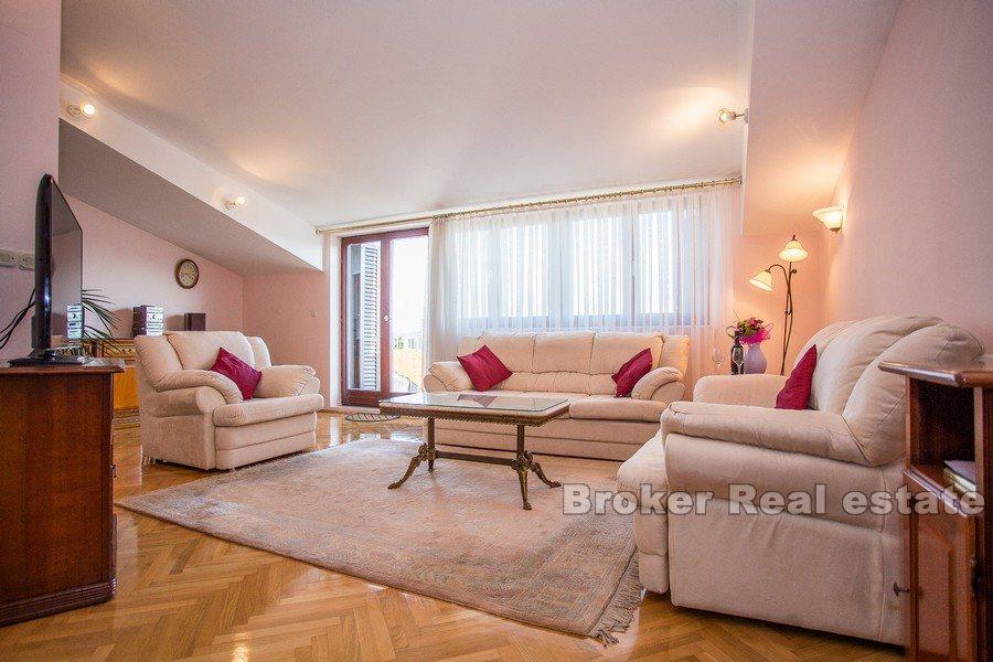 Penthouse dans une villa moderne dans le quartier Meje, à louer