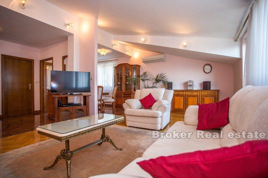 Penthouse dans une villa moderne dans le quartier Meje, à louer