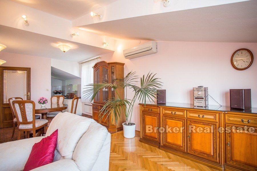 Penthouse dans une villa moderne dans le quartier Meje, à louer