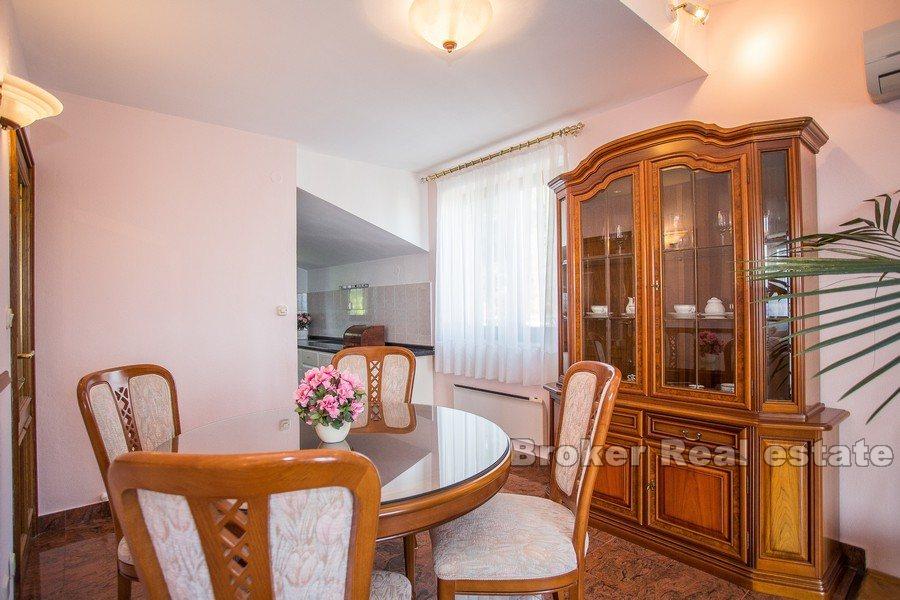 Penthouse dans une villa moderne dans le quartier Meje, à louer