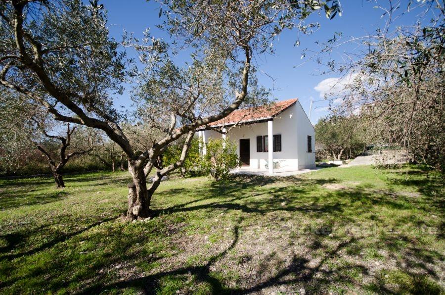 Huset / villa, stor tomt, stad Kastela