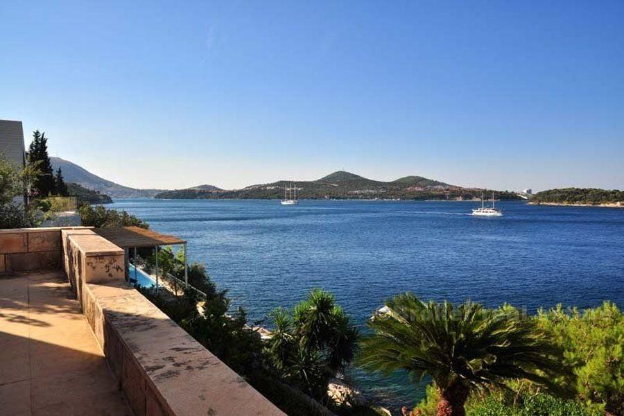 La casa / villa con spiaggia privata e molo