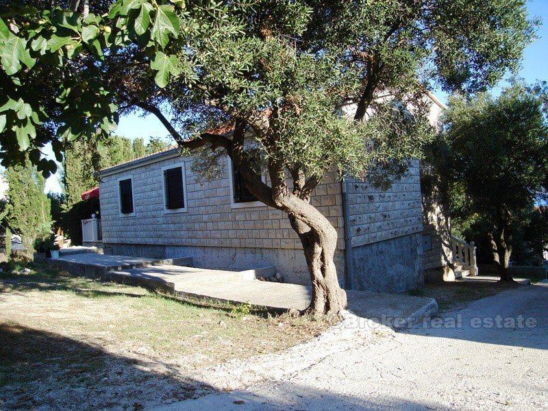 Villa in piccolo borgo, affacciata sul mare