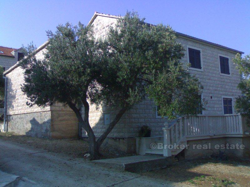 Villa in piccolo borgo, affacciata sul mare