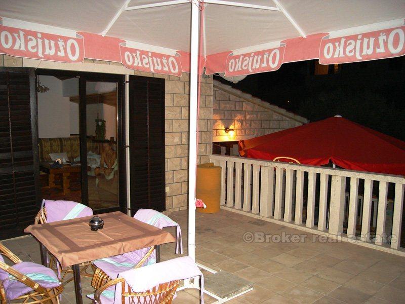 Villa in piccolo borgo, affacciata sul mare