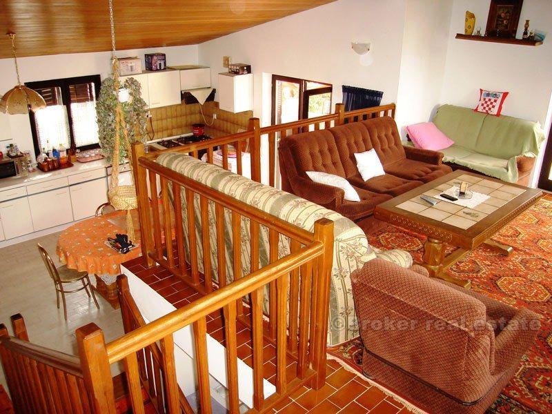 Villa in piccolo borgo, affacciata sul mare
