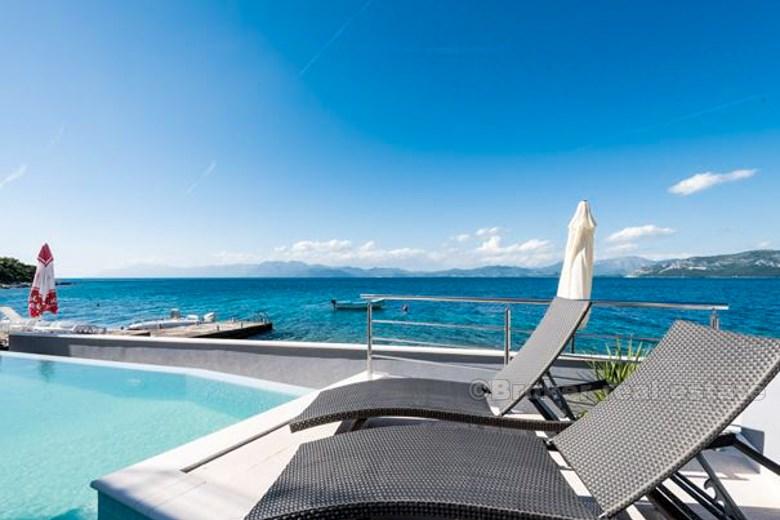 Maison / villa avec piscine, première rangée de la mer, à vendre