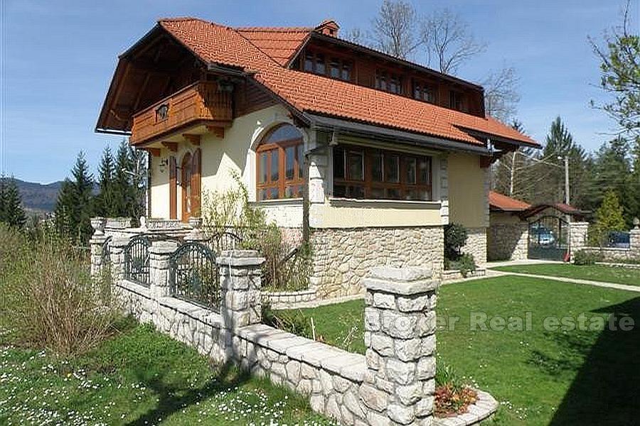 House / villa, on a large plot surrounded by forest, for sale
