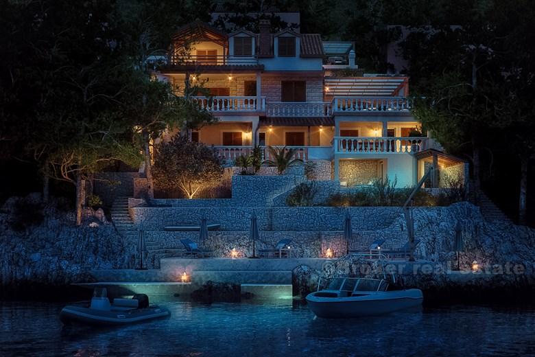 Maison / villa avec piscine, première rangée de la mer