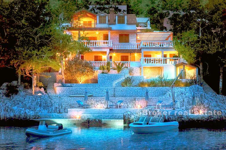 Maison / villa avec piscine, première rangée de la mer
