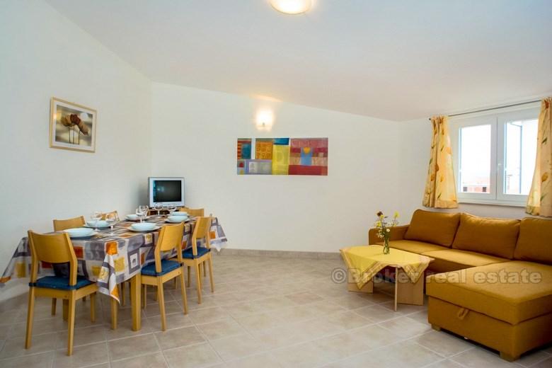 Plně vybavený apartmán, 80 metrů od pláže, na prodej