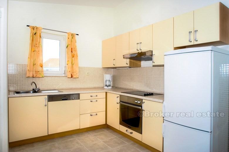 Plně vybavený apartmán, 80 metrů od pláže, na prodej
