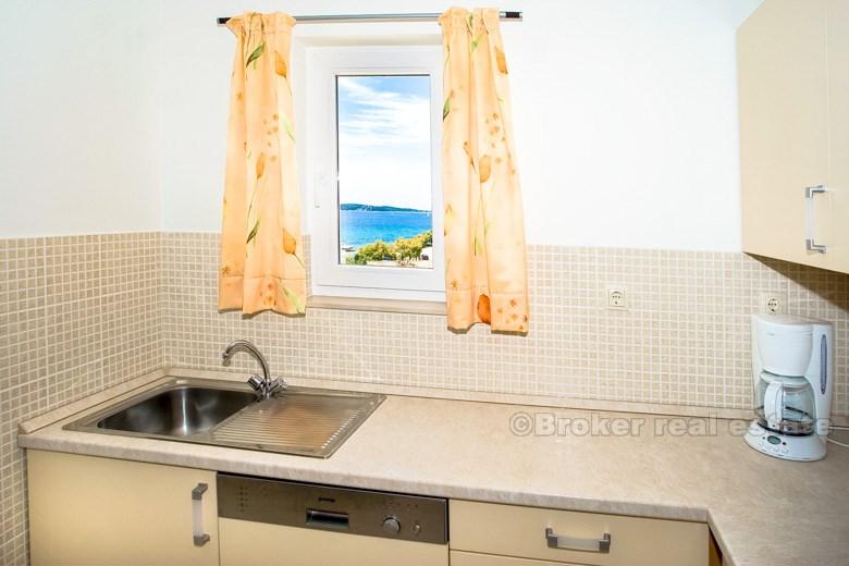 Plně vybavený apartmán, 80 metrů od pláže, na prodej
