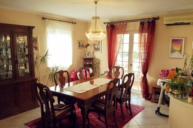 Wohnung Bereich von 140 m2, auf der 3. Etage