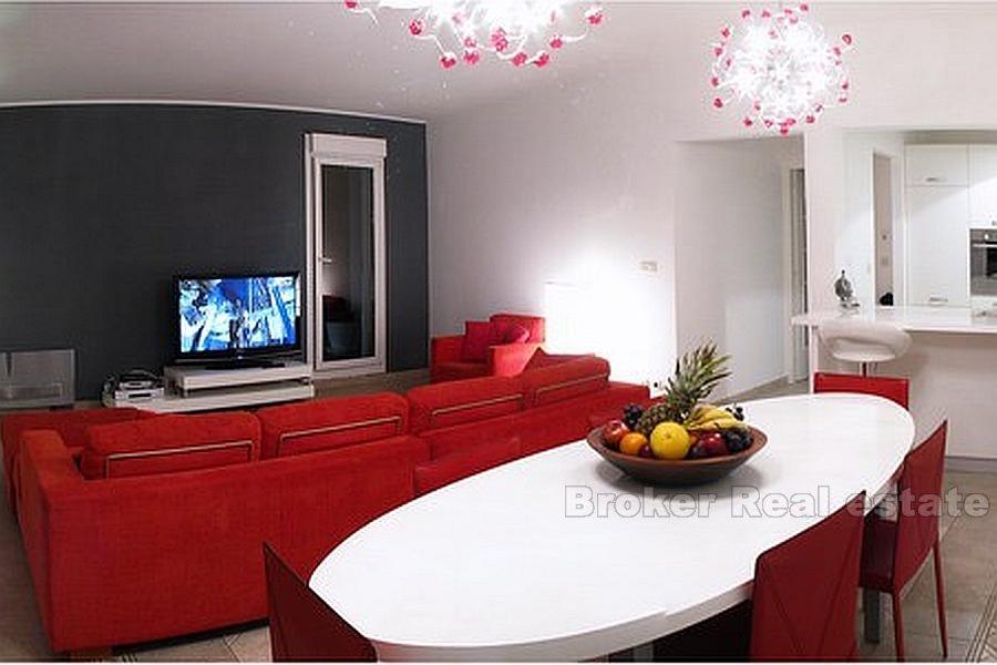Apartament w Split, blisko plaży z widokiem na morze, na sprzedaż