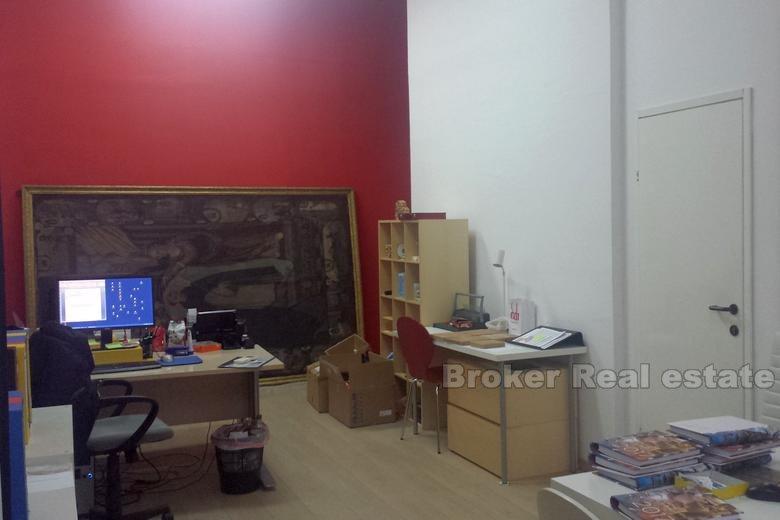 Bureaux au rez-de-chaussée de gratte-ciel, à vendre