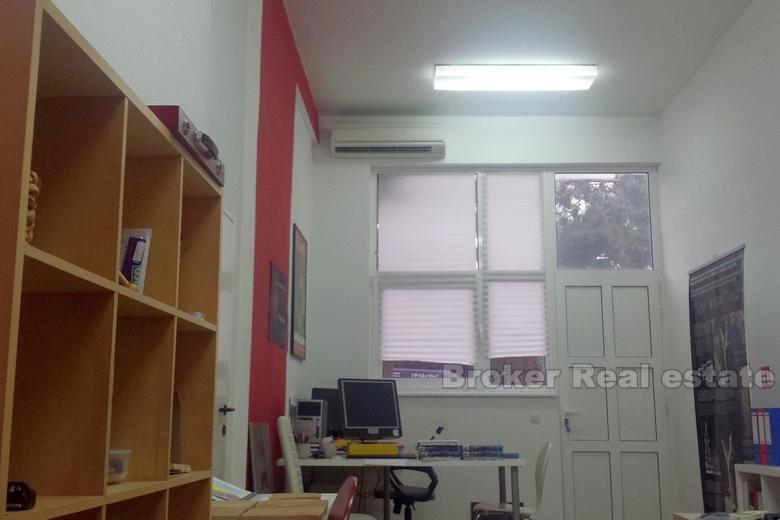 Bureaux au rez-de-chaussée de gratte-ciel, à vendre