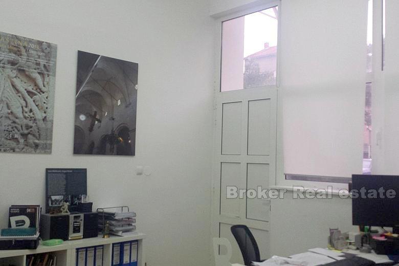 Bureaux au rez-de-chaussée de gratte-ciel, à vendre