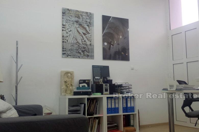 Bureaux au rez-de-chaussée de gratte-ciel, à vendre