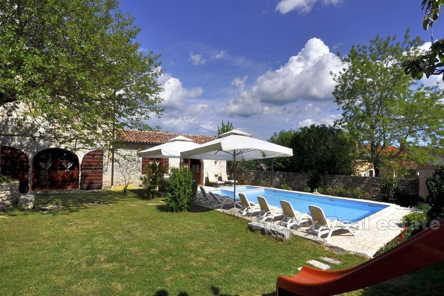 Belle villa ancienne en pierre de 1709, à vendre